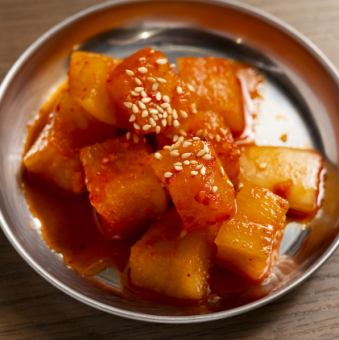 Kakuteki (radish kimchi)