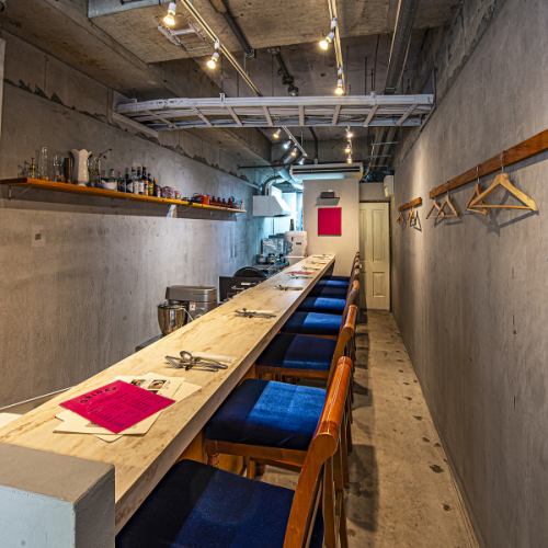 一家隐秘的小餐厅，主要设有柜台座位