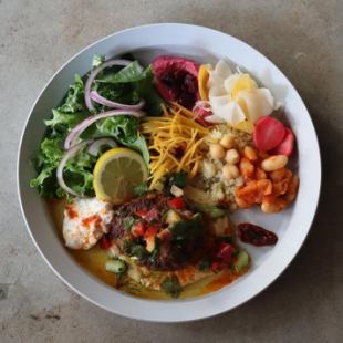 ラムキョフテと前菜プレート(スパイス入りのラム肉団子)