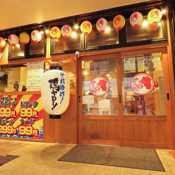 大人数でのご宴会も可能な稼働式テーブル席♪テーブル席でわちゃわちゃ思う存分楽しめる居酒屋は鶏ヤロー！少人数でのサク飲みはもちろん、学生、サークル、会社宴会等の大型宴会もお待ちしているトリー！！※写真は系列店です。