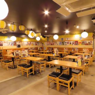 飲み放題付きのテーブル席は、10名様からご利用いただけます。貸切宴会にも対応可能です。コース内容は、ご予算に合わせてご用意しております。