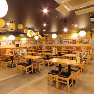 飲み放題付きのテーブル席は、2名様からご利用いただけます。貸切宴会にも対応可能です。コース内容は、ご予算に合わせてご用意しております。