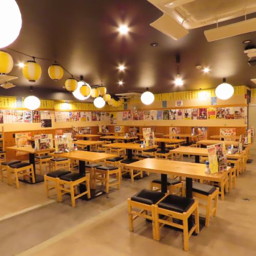 飲み放題付きのテーブル席は、2名様からご利用いただけます。貸切宴会にも対応可能です。コース内容は、ご予算に合わせてご用意しております。