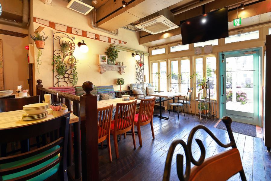 The large windows and the sofa seats by the window with a feeling of openness are popular ♪ Lunch time is a fashionable cafe-like atmosphere, night is a little romantic ★ Reservations are also accepted ... ♪