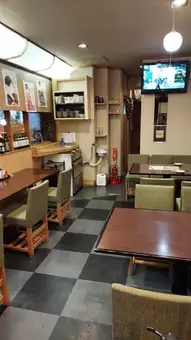 2～4名様のテーブル席が２席、店内貸し切りで14名様迄もご案内出来ます。