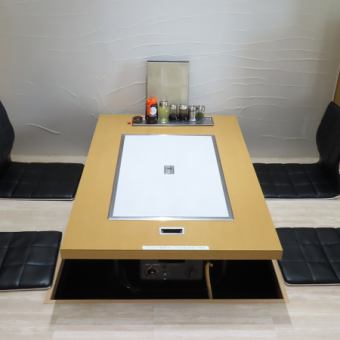 Our restaurant has eight sunken kotatsu tables that can seat four people.