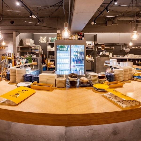 当店のカウンター席は、温かみのある木材とモダンなデザインが調和した心地よい空間です。リラックスした雰囲気で特別なひとときをお過ごしいただけます。