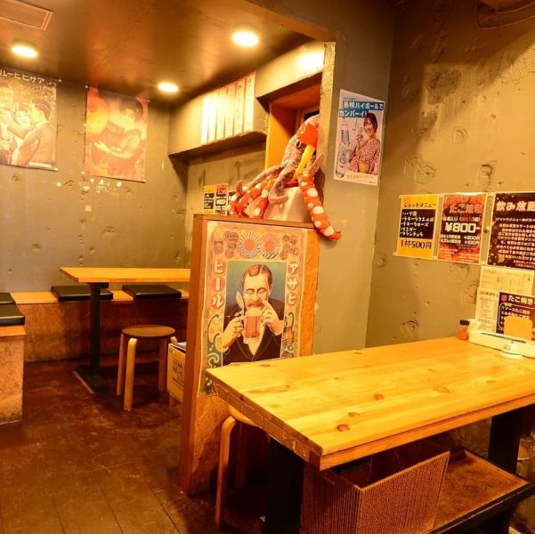 壁一面に色とりどりのポスターが貼られたレトロな雰囲気の空間。どこか懐かしく、温かみのあるインテリアに囲まれながら、友達や家族と肩を並べてゆったり過ごせます。カウンター席やテーブル席も完備で、笑顔あふれる時間を思い思いのスタイルで楽しめる、居心地抜群の空間です。