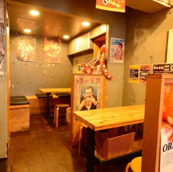 家族や友人と楽しく会話を楽しめるのが魅力のテーブル席です。ワイワイ盛り上がれるので、会社での小規模な宴会や模合などにぴったりです！