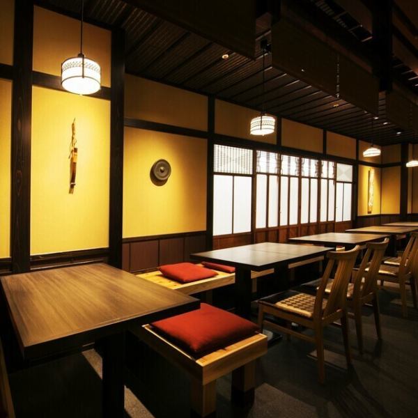 和を基調とした店内は落ち着いた雰囲気になっており、ゆったりとお食事を楽しんでいただける空間です。ランチメニューも豊富なため、デートといったプライベートシーンから女子会などの宴会にも幅広くご利用いただけます！当店自慢の逸品と美味しいお酒とともに、尽きない会話をお楽しみください！