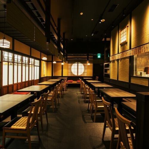 <p>店内は62席と広々としており、ガーデンズライブ・イベント後のファン交流の場にも最適！共通の趣味を持つ仲間同士で盛り上がりながら楽しい時間をお過ごしください！また、キッズチェアを数台ご用意しており、ご家族様も大歓迎です◎映画やショッピング後の一息を当店で♪</p>