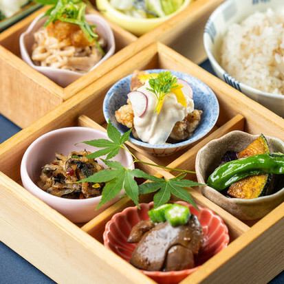 【8種の彩り小鉢御膳＋ソフトドリンク1杯付】2,130円→1,680円
