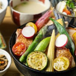 熊本産うまかハーブ鶏もも肉・むね肉と夏野菜の鉄板焼御膳