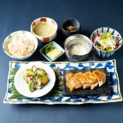 “純鶏”名古屋コーチン特上もも肉溶岩石焼とアボカド・インカのめざめ　バター醤油焼きのかしわ御膳