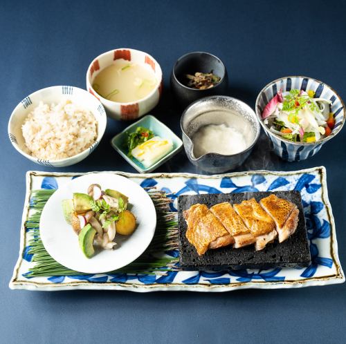 “純鶏”名古屋コーチン特上もも肉溶岩石焼とアボカド・インカのめざめ　バター醤油焼きのかしわ御膳