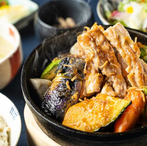 木曾美水鶏　せせりと彩り野菜　アボカドの鉄板焼御膳