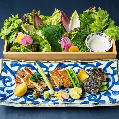 厳選した名古屋コーチンの様々な部位を新鮮香味巻き野菜と一緒に