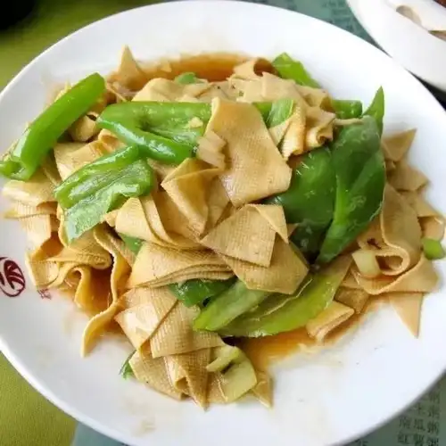 青とカラシと豆皮炒め