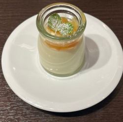 融化的意式奶冻搭配时令水果酱
