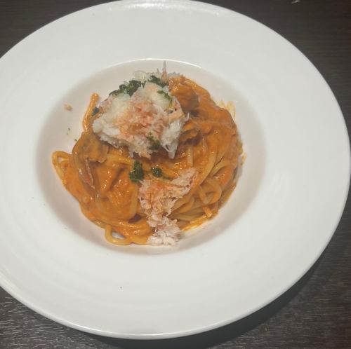 ズワイガニをのせたワタリガニのトマトクリームスパゲッティ