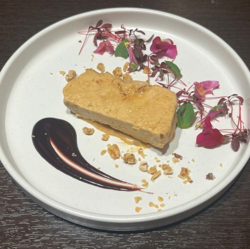 アーモンドのセミフレッド　赤ワインとチョコのソース