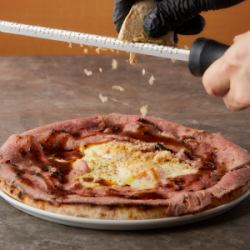 Rossini-style pizza with foie gras and Matsusaka roast beef