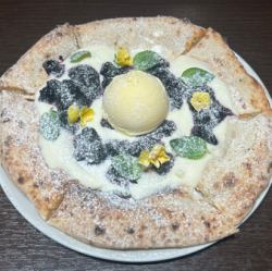 ブルーベリーとリコッタクリームピッツァ　バニラジェラート添え