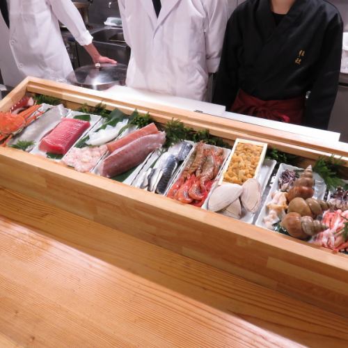 [Genkan] counter seats always lined with fresh seafood
