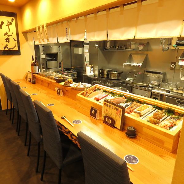 Counter seats lined with recommended sake and fresh material.You can relax and enjoy Hokuriku local sake and our specialty dishes.