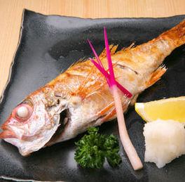 說到金澤，這就是“野狗的鹽燒”，它是用肥厚的海鱸烤製成的，外皮酥脆，內部豐滿。