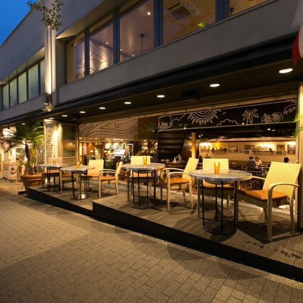 オープンテラス＆ハワイアンミュージックで心癒される一時…カラフルなハワイアンカクテルで気分も盛り上がる♪