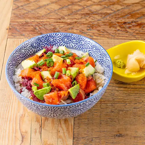 サーモンとアボカドのポキ丼