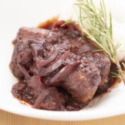 Pork rose boiled in red wine