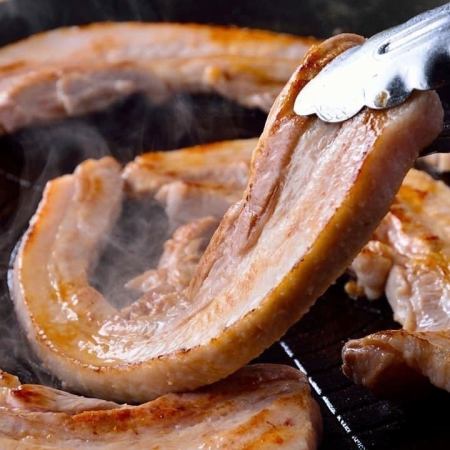 使用三元猪肉制作的平田木条五花肉，厚度1cm，不易收缩◎