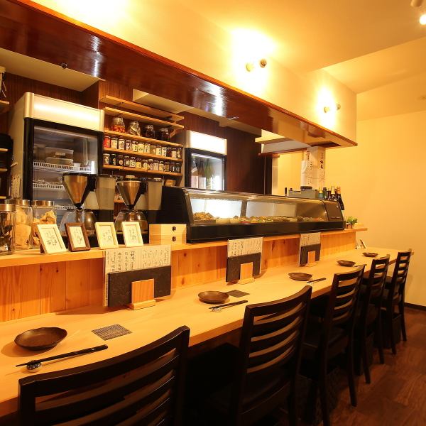 【カウンター席】全部で7席あり、カウンター越しに見える彩り豊かな小鉢料理やめずらしいお酒の数々を間近で楽しむことができます。静かに過ごしたいときにピッタリ。落ち着いた雰囲気の中で心からくつろげる空間をご提供いたします。
