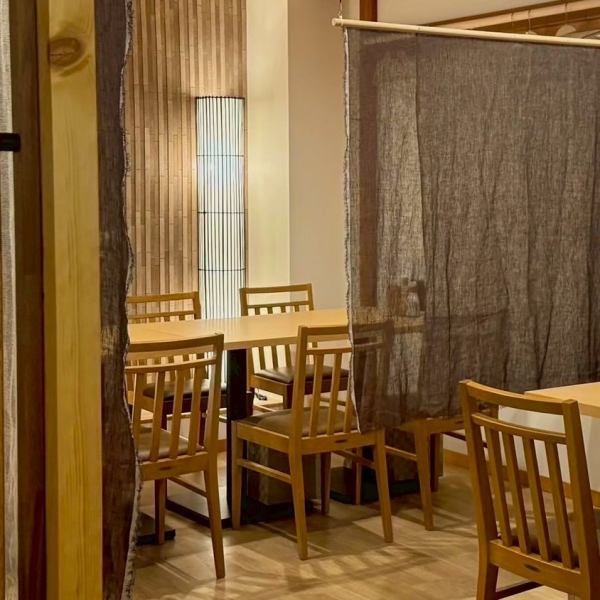 【4名掛けテーブル席】居心地の良い空間で、宴会や飲み会、少人数の集まりに最適です。友人や同僚との会話を楽しむのにぴったり。お料理は、季節の食材と出汁を使用した美味しい料理が豊富に揃います◎