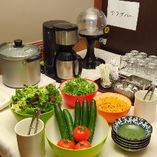 The lunch menu includes a salad bar for all items!