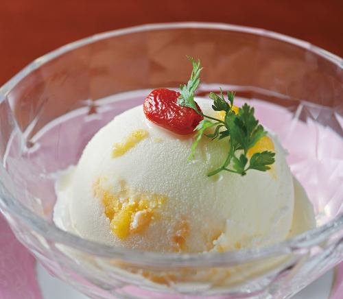 Almond ice cream with mango