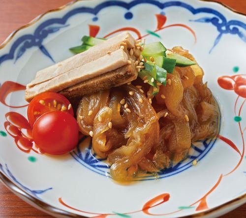 Jellyfish and cucumber with sweet and sour sauce