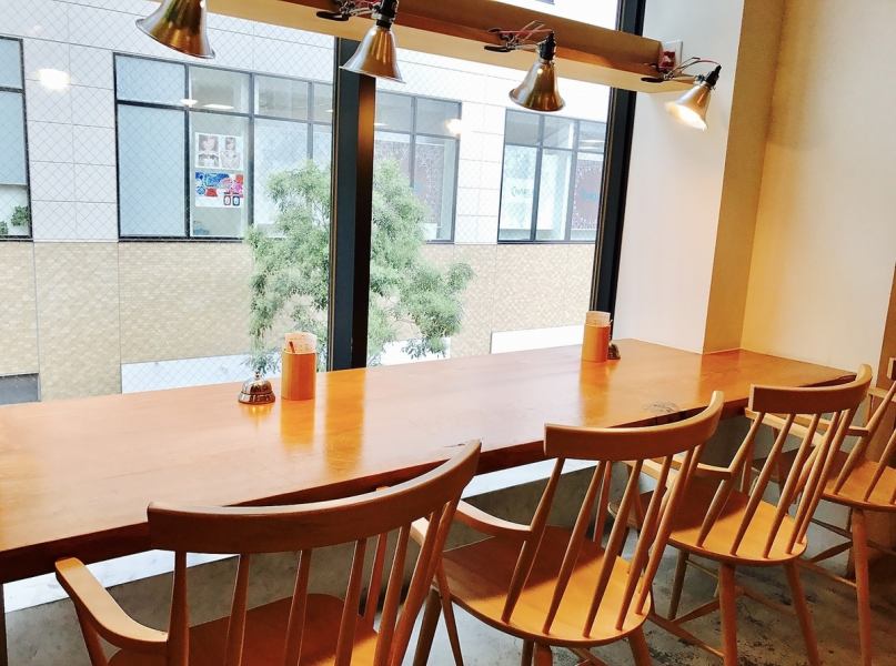 SOHSOH Marugame-cho綠色商店的櫃檯座位，即使是單人或一對夫婦也很容易使用！您可以在看外面的同時慢慢享用您的餐點。在下班回家的路上也建議晚餐！