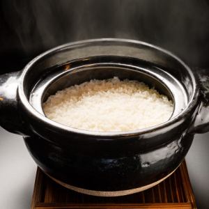 White rice cooked in an earthenware pot