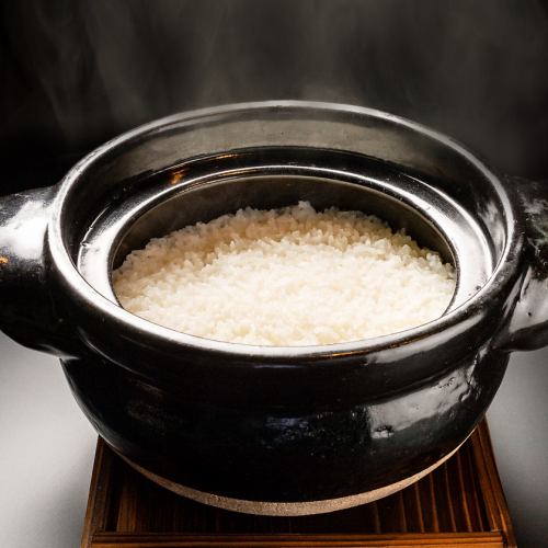 White rice cooked in an earthenware pot