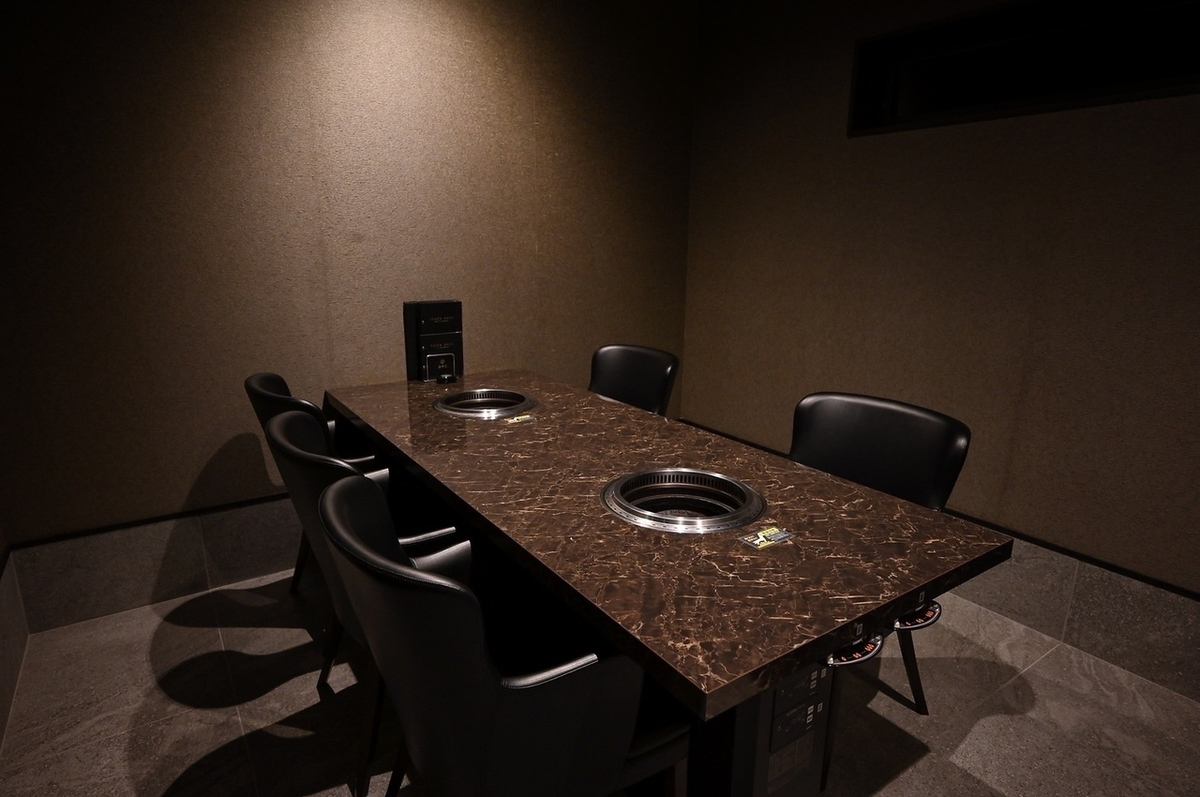 The restaurant has a modern and calm atmosphere.Semi-private rooms and tatami rooms are available.