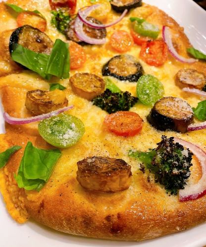 常规尺寸的佛卡夏披萨配彩色蔬菜和辣椒