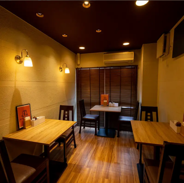 【建议提前预订餐桌座位】餐厅后方有三张双人桌，可合并为最多六人桌。