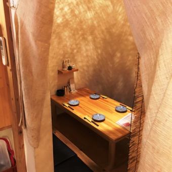 ≪Akoari Private Room≫This 5 seats room can be divided by blinds and curtains, so you can enjoy a private space.In addition, it is possible to use it for up to 10 people by connecting blinds to the next seat.