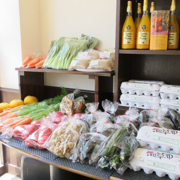 We have a vegetable shop at the entrance of the store! We mainly handle seasonal ingredients, and we also offer vegetables, fruits, and seasonings that are rare elsewhere.Please enjoy it at home.We can also discuss recommended cooking methods ♪