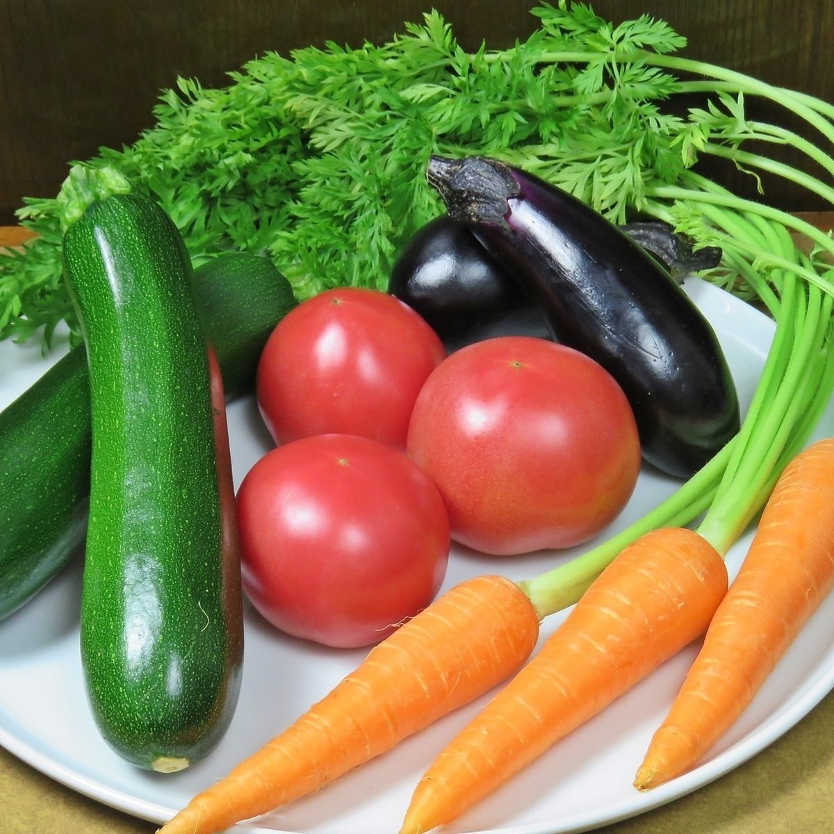農家から直接仕入れる野菜を中心に様々な食材をご提供