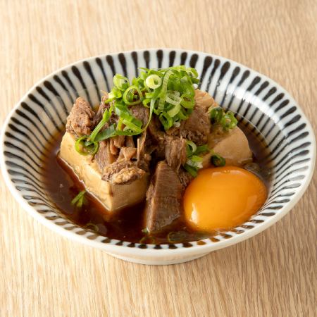 牛タン肉豆腐　卵黄添え