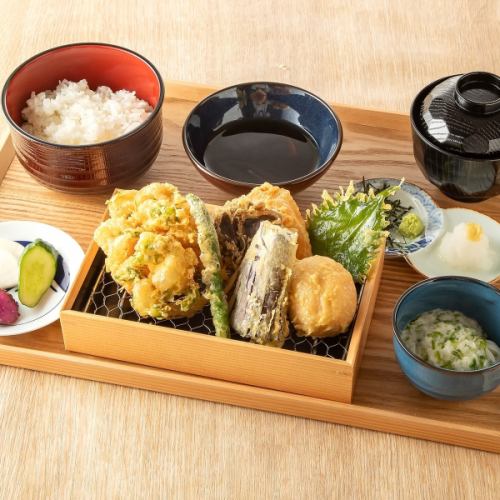 天ぷらまぶし御膳　野菜天ぷらと海老と三つ葉のかき揚げ